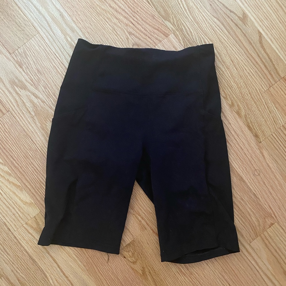 Athleta black biker short with pockets. Size small